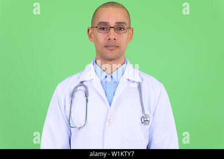 Faccia del bello bald multi etnico medico uomo Foto Stock
