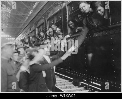 Attività di guerra a Duluth, Minnesota. [Americano africano] gli uomini lasciando per campi di addestramento. Foto Stock