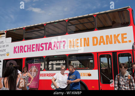 Il bus di 'Secular campagna bus' sotto il motto "godlessly felice'. Il messaggio che una vita piena di significato non ha bisogno di Dio, la Porta di Brandeburgo a Berlino Foto Stock