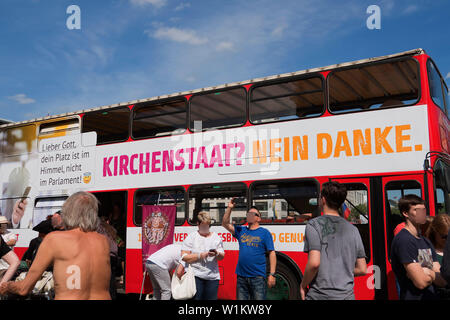 Il bus di 'Secular campagna bus' sotto il motto "godlessly felice'. Il messaggio che una vita piena di significato non ha bisogno di Dio, la Porta di Brandeburgo a Berlino Foto Stock