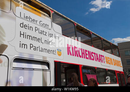 Il bus di 'Secular campagna bus' sotto il motto "godlessly felice'. Il messaggio che una vita piena di significato non ha bisogno di Dio, la Porta di Brandeburgo a Berlino Foto Stock