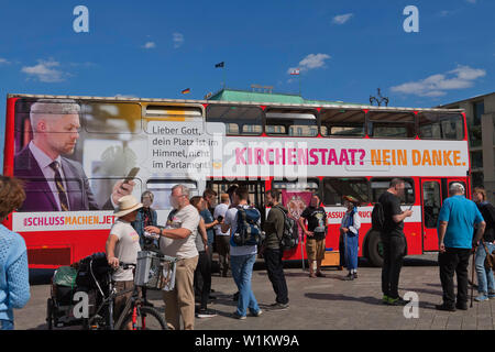 Il bus di 'Secular campagna bus' sotto il motto "godlessly felice'. Il messaggio che una vita piena di significato non ha bisogno di Dio, la Porta di Brandeburgo a Berlino Foto Stock