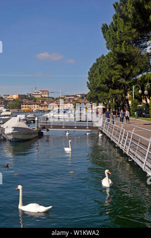 Lungolago a Sarnico, sul lago d'Iseo, Lombardia, Italia Foto Stock