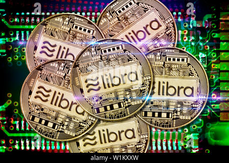 Libra cryptocurrency monete sul circuito integrato del computer Foto Stock