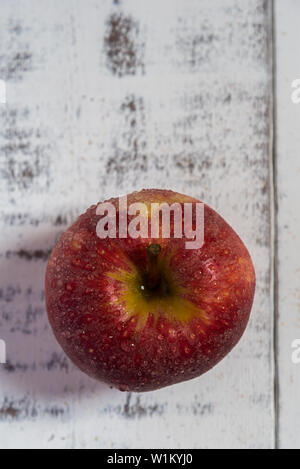 Le mele rosse su sfondo bianco Foto Stock