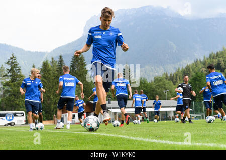 I giocatori con formazione allentati contro il paesaggio di montagna, Janis Hanek (KSC) sulla sfera. GES/calcio/Seconda Bundesliga: training camp di Karlsruhe sports club in Waidring, 03.07.2019 Calcetto: seconda lega: training camp Karlsruher SC, Waidring, Austria, Luglio 3, 2019 | Utilizzo di tutto il mondo Foto Stock