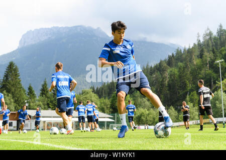 Il giocatore con la formazione allentati contro il paesaggio di montagna, Kyoung-Rok Choi (KSC) sulla sfera. GES/calcio/Seconda Bundesliga: Training Camp di Karlsruhe sports club in Waidring, 03.07.2019 Calcetto: seconda lega: training camp Karlsruher SC, Waidring, Austria, Luglio 3, 2019 | Utilizzo di tutto il mondo Foto Stock