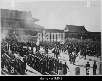 Entro motivi storici della Città Proibita di Pechino, Cina, il 28 novembre ha festeggiato la vittoria degli Alleati, ca. 1900; le note generali: utilizzo di guerra e di conflitto numero 334 quando si ordina una riproduzione o la richiesta di informazioni su questa immagine. Foto Stock