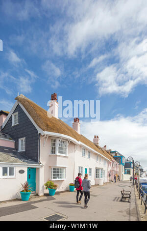 Attraente seaside cottage con il tetto di paglia a Lyme Regis, Dorset, England, Regno Unito Foto Stock