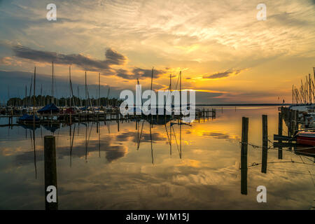 Sonnenuntergang am Steinhuder Meer, Wunstorf, Regione di Hannover, Niedersachsen, Deutschland | Tramonto sul lago Steinhude in Wunstorf, distretto di Hannover Foto Stock