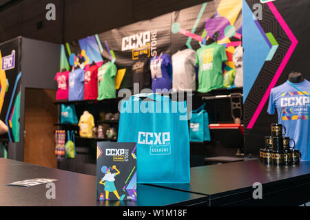 Colonia, Germania - 28 GIU 2019: impressioni da CCXP Colonia: Merchandise stand Foto Stock