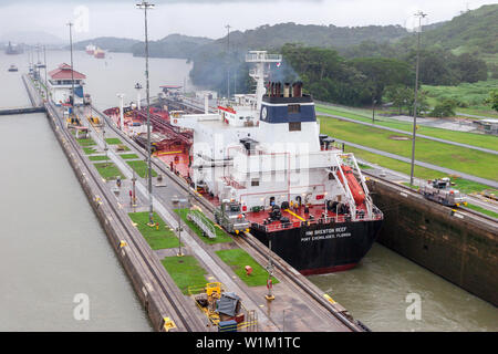 Panama Canal / Panama - maggio 18.2007: vista sulla grande nave barca a vela attraverso il canale di Panama. Nave a muovere lentamente nelle serrature attaccata al carrello Foto Stock