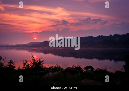 Splendido panorama al tramonto sul fiume con colori brillanti durante l'estate. Foto Stock