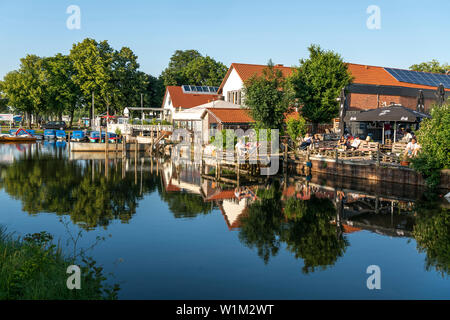 Dorf Steinhude am Steinhuder Meer, Wunstorf, Regione di Hannover, Niedersachsen, Deutschland | Steinhude paese presso il Lago Steinhude in Wunstorf, district Foto Stock