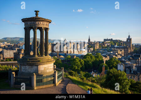 L' Edimburgo, Scozia skyline fotografata da Calton Hill, un sito Patrimonio Mondiale dell'UNESCO. Foto Stock