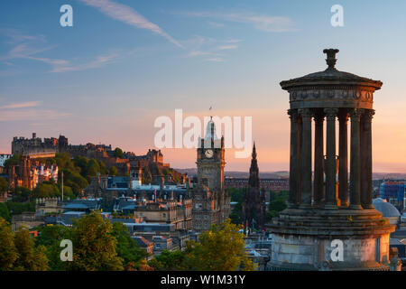 L' Edimburgo, Scozia skyline fotografata da Calton Hill, un sito Patrimonio Mondiale dell'UNESCO. Foto Stock