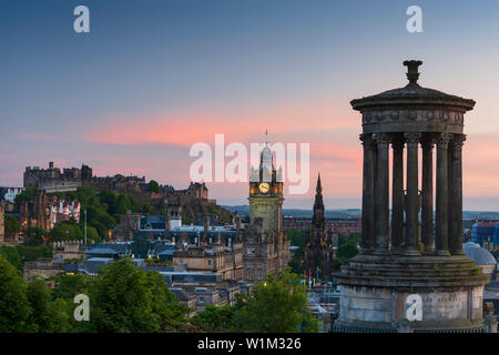 L' Edimburgo, Scozia skyline fotografata da Calton Hill, un sito Patrimonio Mondiale dell'UNESCO. Foto Stock