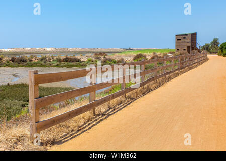 Portoghese area costiera con sentiero sabbioso, recinzione di legno e hut Foto Stock