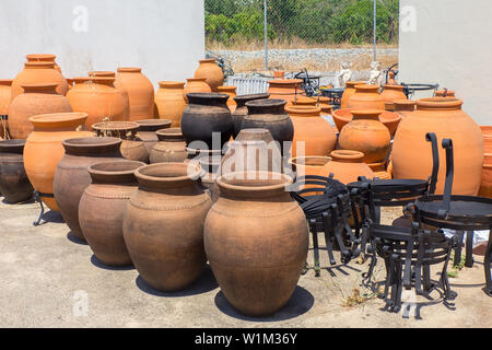 Molti arance grandi vasi in argilla all'aperto al negozio di ceramiche in Portogallo Foto Stock