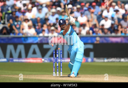 L'Inghilterra del Jonny Bairstow è colpiti dalla Nuova Zelanda Matt Henry (non illustrato) durante la ICC Cricket World Cup group stage corrispondono al Riverside Durham, Chester-le-Street. Foto Stock