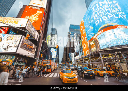 NEW YORK CITY - 21 settembre 2018: Times Square, in primo piano con i Teatri di Broadway e il LED di segni, è un simbolo della città di New York e gli Stati Uniti in Foto Stock