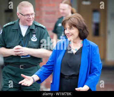 Glasgow, Regno Unito. Il 3 luglio 2019. Nella foto: Jeane Freeman, il ministro della Sanità (in giacca blu) Benessere e programma di resilienza esteso per i servizi di emergenza. Linea anteriore dei lavoratori di emergenza sarà possibile accedere alla adattati alla salute mentale le risorse, a seguito della proroga di un programma benessere. Il governo scozzese sta commettendo £138,000 di finanziamenti per le arterie vitali Scozia iniziativa per coprire la polizia Scozia, l incendio e il servizio di soccorso e lo Scottish Ambulance Service. Credito: Colin Fisher/Alamy Live News Foto Stock