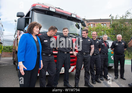 Glasgow, Regno Unito. Il 3 luglio 2019. Nella foto: Jeane Freeman, il ministro della Sanità (in giacca blu) Benessere e programma di resilienza esteso per i servizi di emergenza. Linea anteriore dei lavoratori di emergenza sarà possibile accedere alla adattati alla salute mentale le risorse, a seguito della proroga di un programma benessere. Il governo scozzese sta commettendo £138,000 di finanziamenti per le arterie vitali Scozia iniziativa per coprire la polizia Scozia, l incendio e il servizio di soccorso e lo Scottish Ambulance Service. Credito: Colin Fisher/Alamy Live News Foto Stock