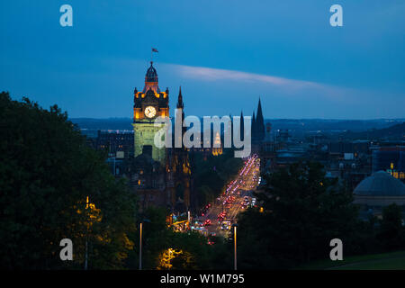 Il Balmoral, originariamente costruito come il nord stazione britannica Hotel, visto da di Calton Hill, un sito Patrimonio Mondiale dell'UNESCO, Edimburgo, Scozia. Foto Stock