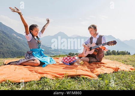 Amici di adolescenti godendo con la chitarra durante il picnic, Baviera, Germania Foto Stock