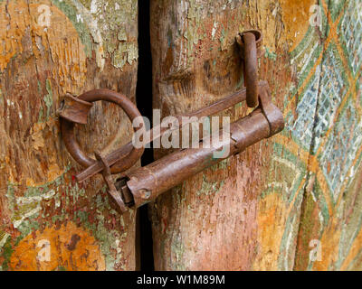 Frammento di una vecchia porta bloccata ad una fatta in casa castello nella casa di pietra di alpinisti del Caucaso. La vita gli alpinisti nel Daghestan aul Har Foto Stock