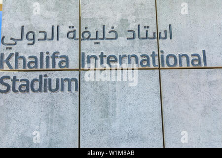 Doha, Qatar - 21 Febbraio 2019: dettagli di Khalifa International Stadium segno nella zona aspirano, Doha Città dello Sport. Il principale stadium di Doha ospiterà Foto Stock