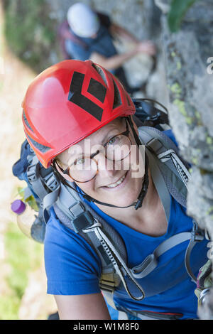 La donna la scalata su roccia via ferrata verso la Cascata Stuibenfall, Otztal, Tirolo, Austria Foto Stock