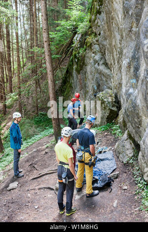 Un gruppo di alpinisti preparando per arrampicata su roccia, Sautens, Otztal, Tirolo, Austria Foto Stock