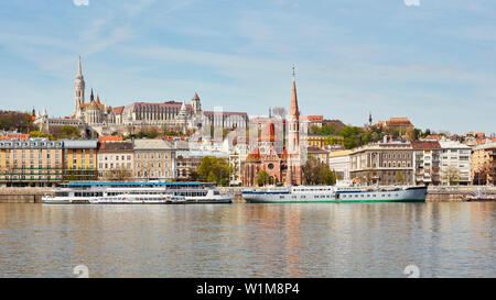 La Chiesa di San Mattia e Chiesa riformata con nave ormeggiata sul fiume Danubio, Budapest, Ungheria Foto Stock