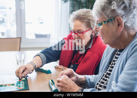 Le donne anziane giocare gioco di bordo in casa di riposo Foto Stock