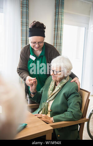 Il personale infermieristico curarsi Senior donna in casa di riposo Foto Stock