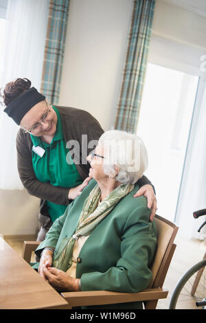 Il personale infermieristico curarsi senior donna in casa di riposo Foto Stock