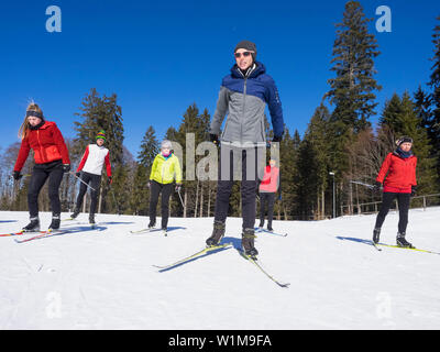 Apprendimento dei partecipanti lo sci di fondo corso con docente femminile, Black-Forest, Baden-Württemberg, Germania Foto Stock