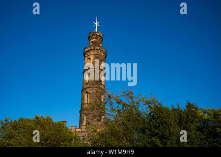 Il Monumento Nelson, una torre in onore del vice ammiraglio Horatio Nelson, situato sulla cima di Calton Hill, Edimburgo, Scozia. Foto Stock