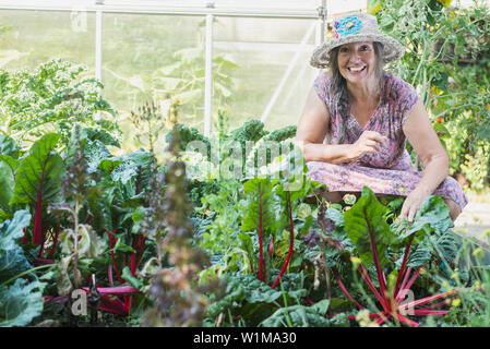 Donna felice in un orto, Altötting in Baviera, Germania Foto Stock