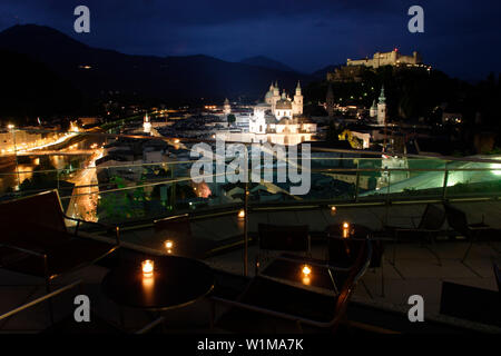 Vista della città vecchia di Salisburgo di notte dal Museum der Moderne, con la fortezza Hohensalzburg in background, Salisburgo, Austria Foto Stock