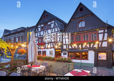 Vino tavernes albero verde e del Palatinato elettorale, Bacharach dal Reno, Valle del Reno superiore e centrale, Rheinland-Palatinate, Germania, Europa Foto Stock