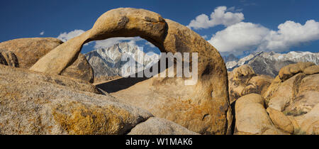 Picco Tunnabora, Mobius Arch, Alabama Hills, nahe Lone Pine, Sierra Nevada, Kalifornien, STATI UNITI D'AMERICA Foto Stock