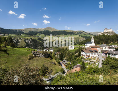 Sastle Tarasp e villaggio, Scoul, Engadina Bassa fino, Grigioni, Svizzera Foto Stock