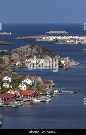Vista da Rönnang sull'isola Tjörn oltre il mare del Nord a Klädesholmen, Bohuslän, Västergötland, Götaland, sud della Svezia, Svezia, Scandinavia, Northe Foto Stock