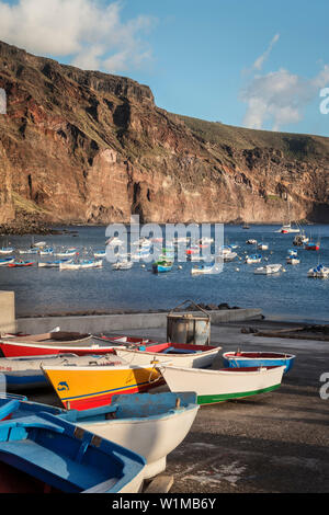 Coloratissime barche di pescatori nel porticciolo vicino a Playa de las Vueltas, Valle Gran Rey, La Gomera, isole Canarie, Spagna Foto Stock