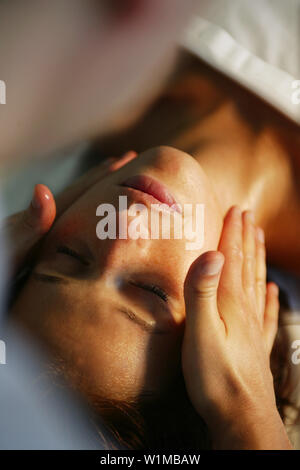 Ragazza con un massaggio al viso, Wellness Foto Stock