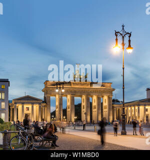 La Porta di Brandeburgo, Brandenburger Tor, Paris Square, Pariser Platz, Berlin, Germania Foto Stock