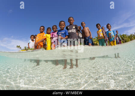 I bambini di Fadol Isola, Kai, ISOLE MOLUCCHE, INDONESIA Foto Stock