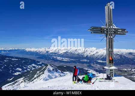 Parecchie persone back-sci di fondo permanente al vertice di Gilfert, vista a valle del Inn e gamma di Karwendel, Gilfert, Alpi di Tux, Tirolo, Austria Foto Stock